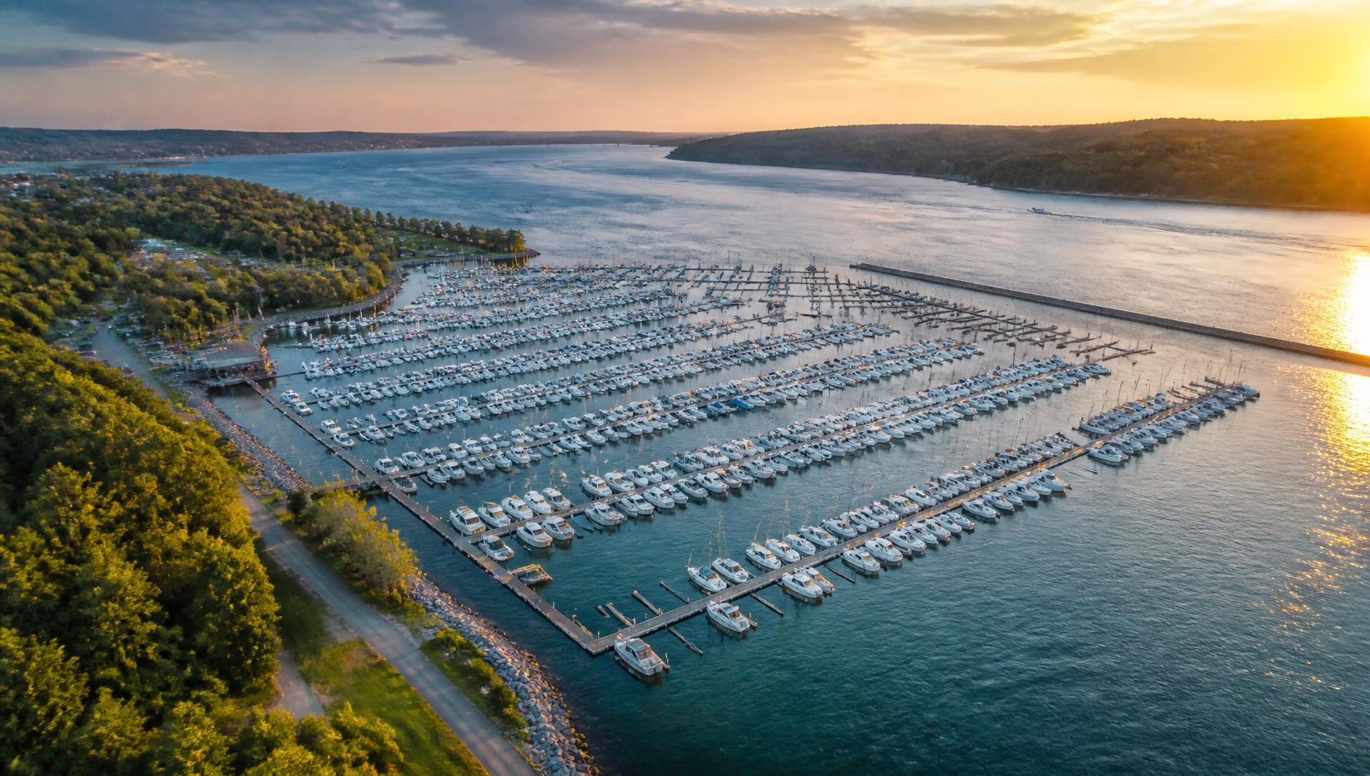 Vue aérienne de la Marina de Longueuil au coucher du soleil